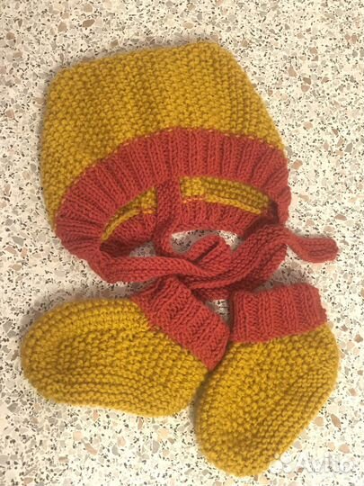 Чепчик и пинетки для новорожденного