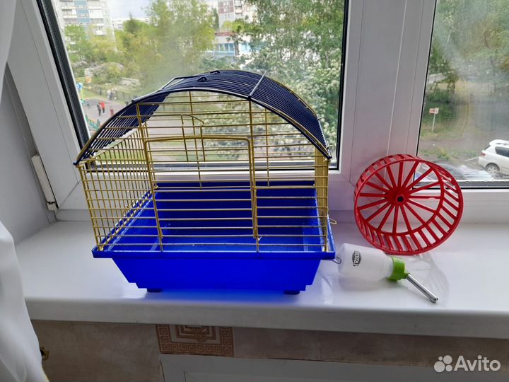 Клетка, колесо и поилка для хомяка
