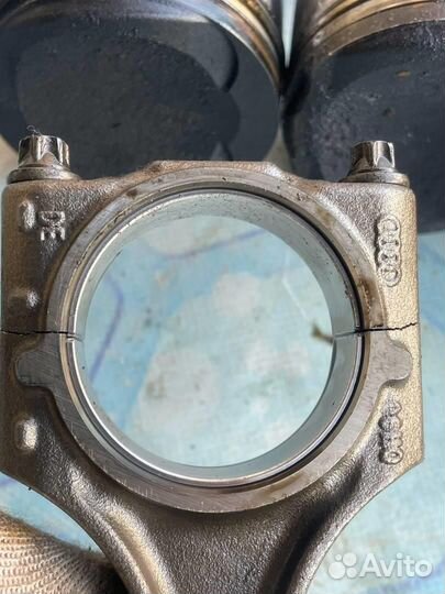 Поршень в сборе с шатуном 06H107065DL