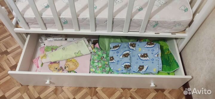 Детская кроватка с маятником