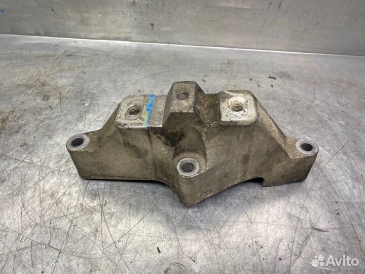 Кронштейн двигателя левый Volkswagen Bora