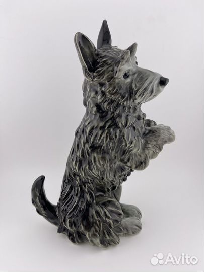 Антикварная фарфоровая статуэтка 