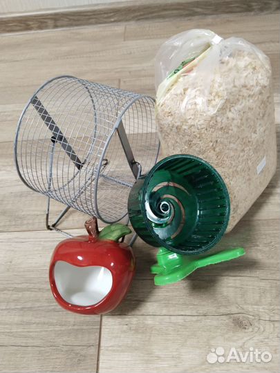 Домик, колесо и опилки для хомячка