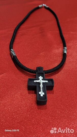 Крест из черного дерева и гайтан
