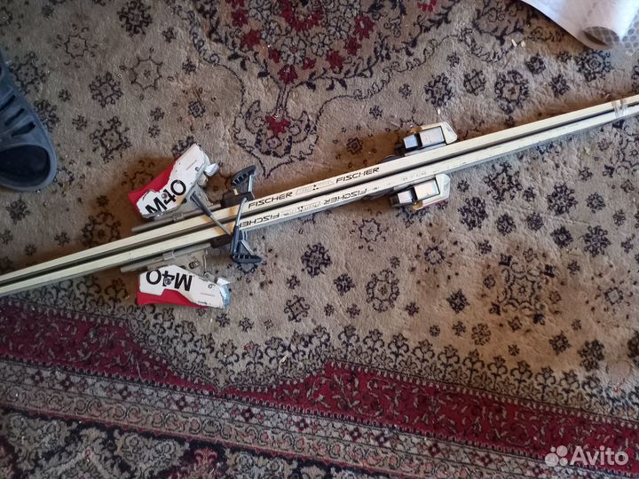 Горные лыжи fisher с креплениями и палки atomic