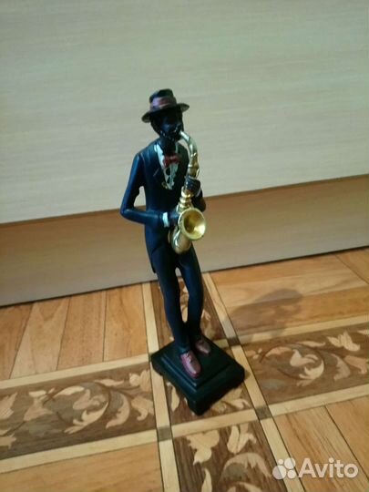 Шкатулка, статуэтки