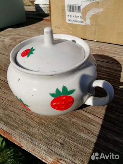 Заварочный чайник, сахарница и кофейные чашечки