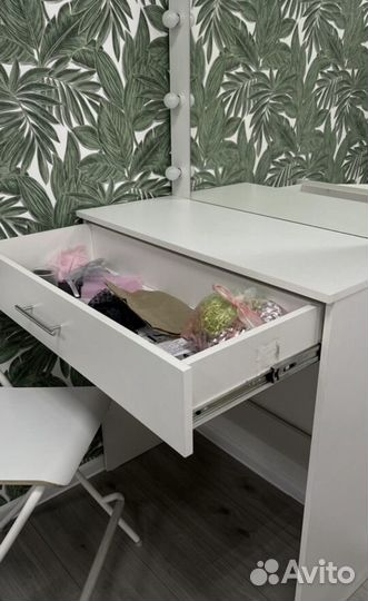 Гримерный столик с зеркалом и подсветкой