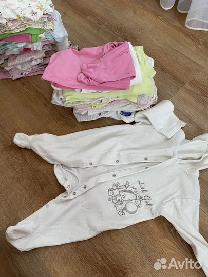 Две коробки детской одежды груднички