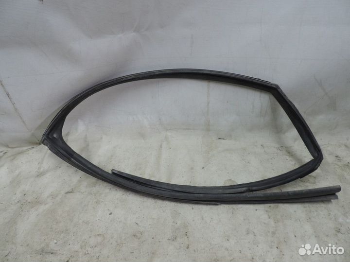 Уплотнитель стекла двери задний левый Lexus NX200t