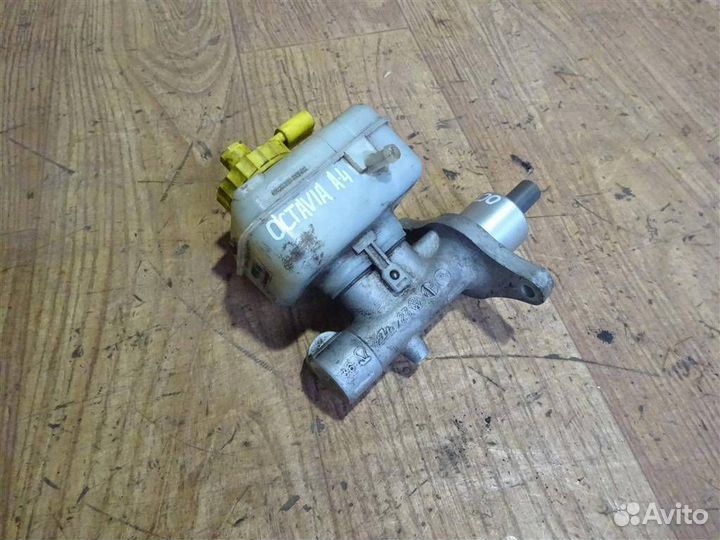 Цилиндр тормозной главный Skoda Octavia (A4 1U)