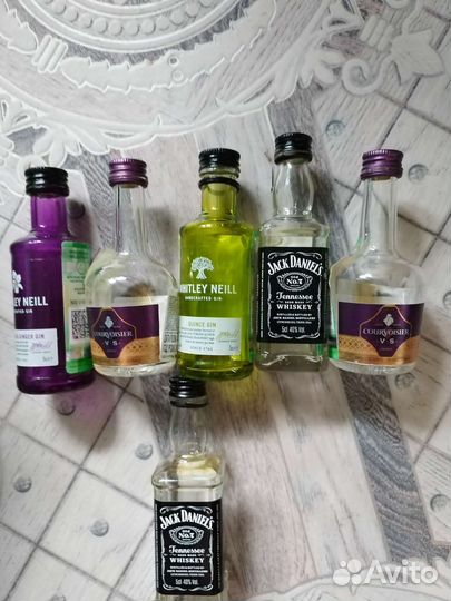 Бутылочки из под коньяка, виски и джина. Пустые)