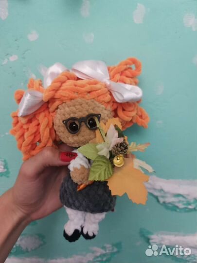 Школьница из плюшевой пряжи