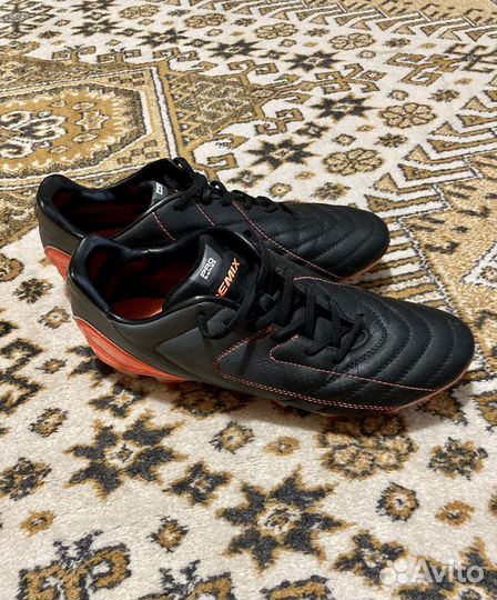 Бутсы спортивная обувь кеды