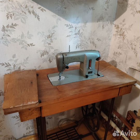 Польская Швейная машина Лучник ножная