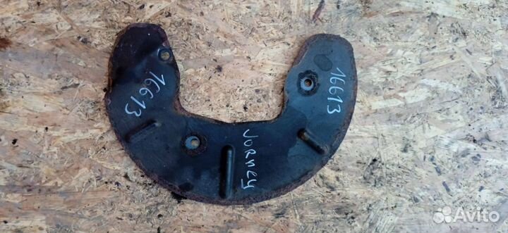 Тормозной щиток правый Dodge Journey 2010