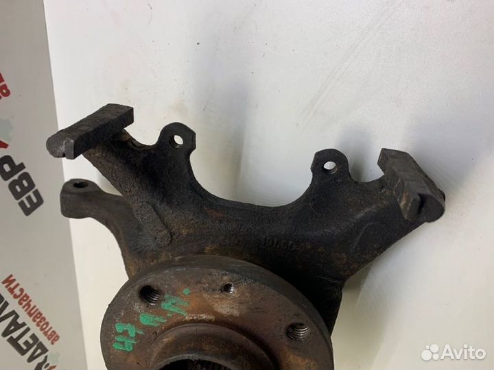 Кулак поворотный правый Volkswagen Vento седан 1.8