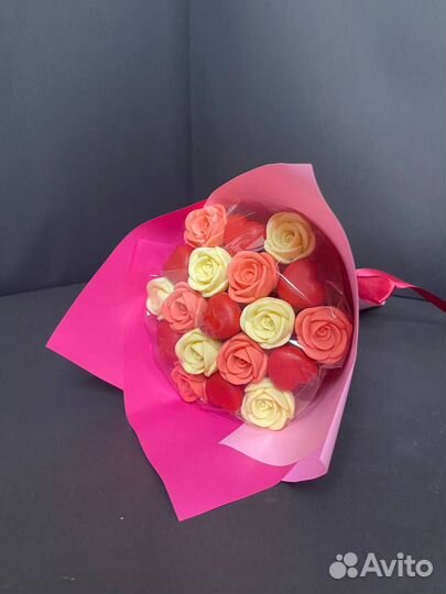 Шоколадные Розы и Сердца - 19 шт в Букете