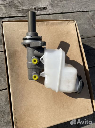 Главный тормозной цилиндр Toyota rav4