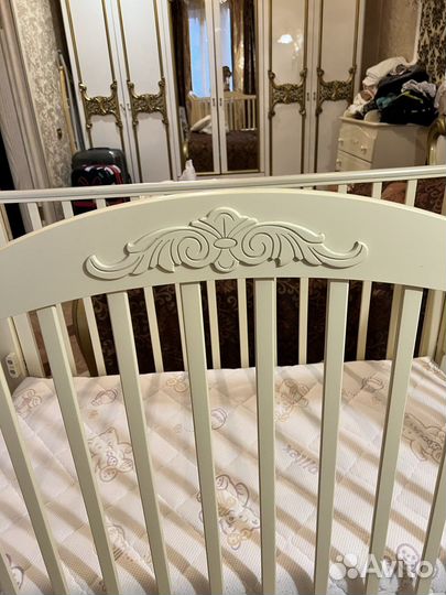 Детская кроватка с маятником