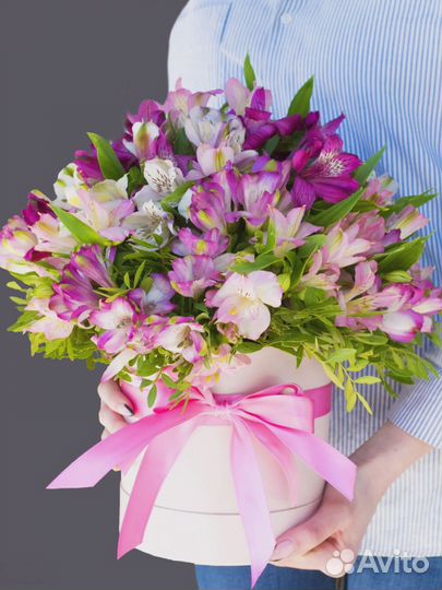 Композиция из Альстромерий микс с зеленью в шляпно