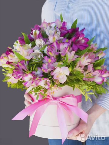 Композиция из Альстромерий микс с зеленью в шляпно