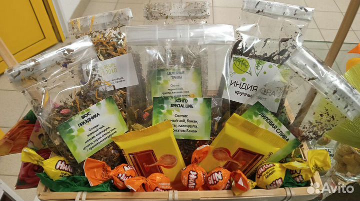 Корзина с чаем и конфетами к 1 сентября