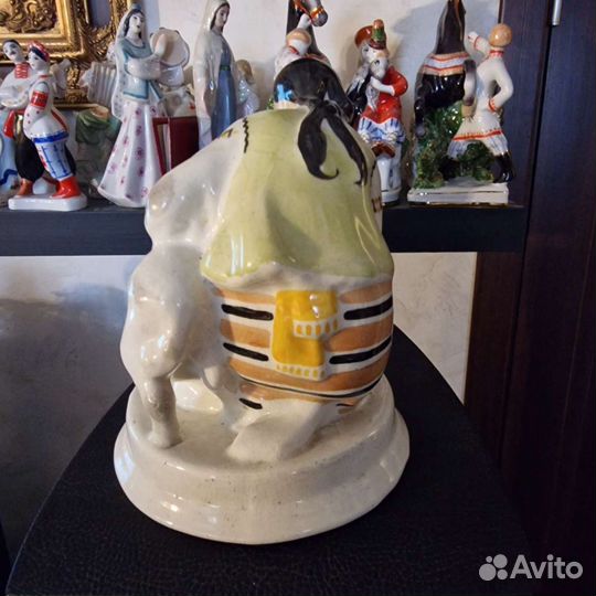 Фарфоровая статуэтка Девочка кормит ягненка