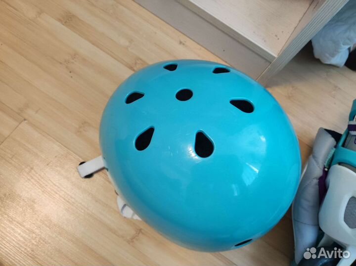 Роликовые коньки с шлемом и защитой