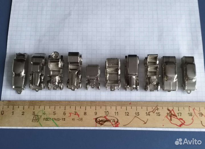 Набор миниатюрных металлических машинок