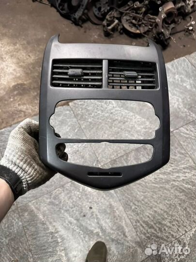 Рамка магнитолы Chevrolet Aveo T300 2012