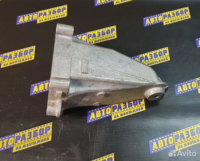 Кронштейн двигателя правый Mercedes-Benz C-класс