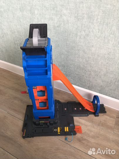 Hot wheels гараж 35 машинок