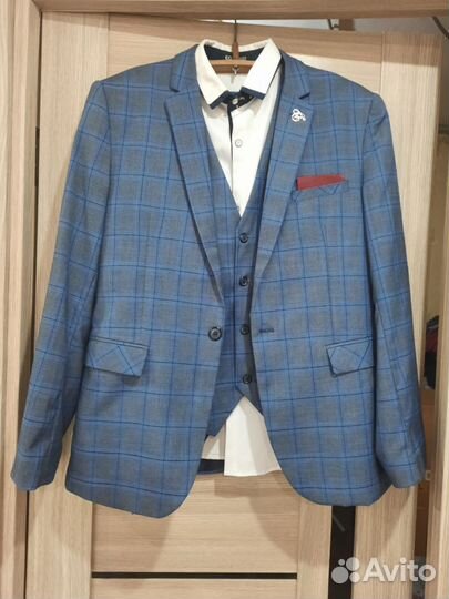 Мужской костюм тройка