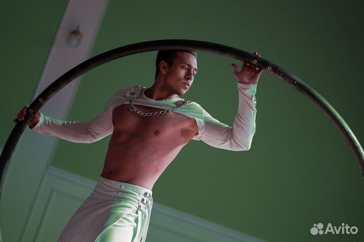 Шоу на колесе Сира, артист акробат на праздник