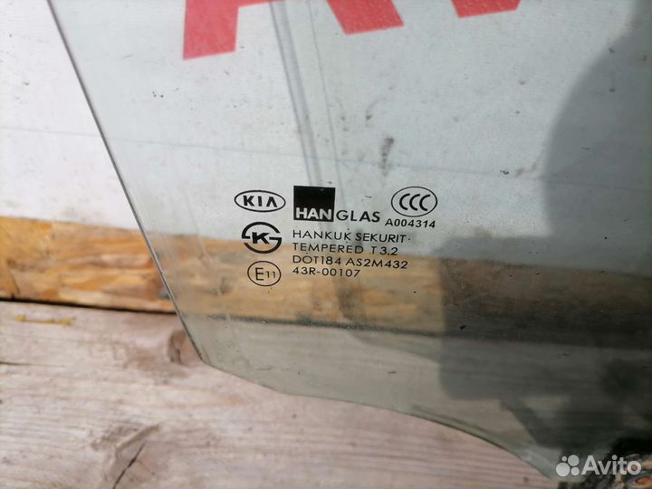 Стекло передней правой двери Kia Carens 02-06г.в