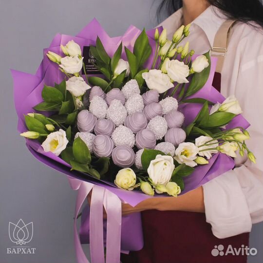 Букет из клубники в шоколаде Сатурн с лизиантусом