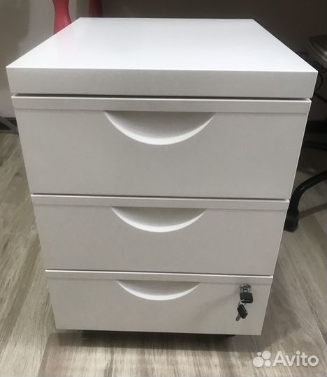 Тумба металлическая на колесах с ключом IKEA