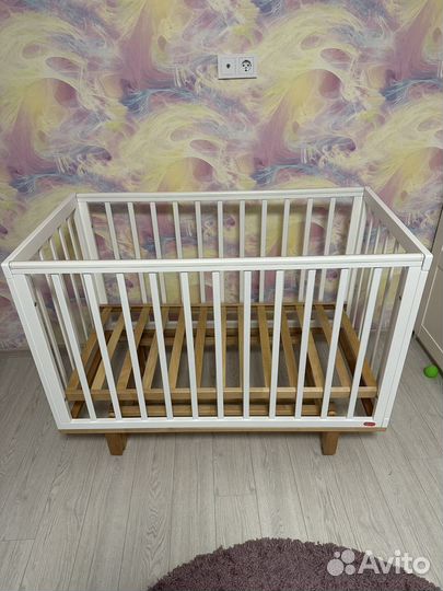 Детская кроватка с маятником