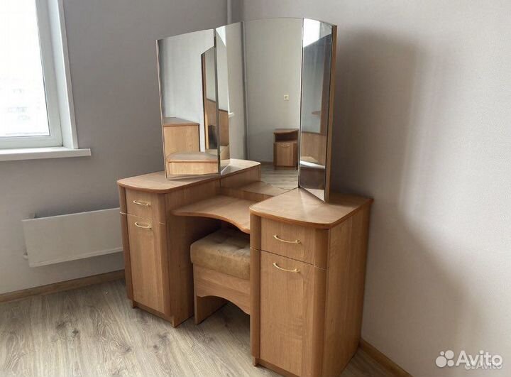 Зеркало с пуфом