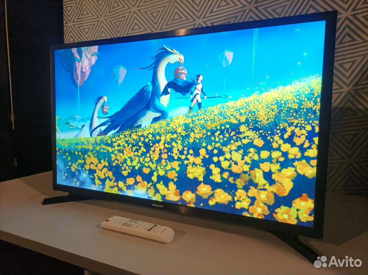 Большой яркий Samsung 32