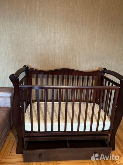 Детская кроватка с маятником и ящиком