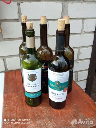 Бутылки винные с пробками