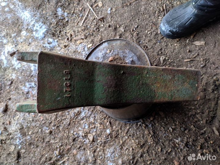 Центральный клин для экскаватора hitachi