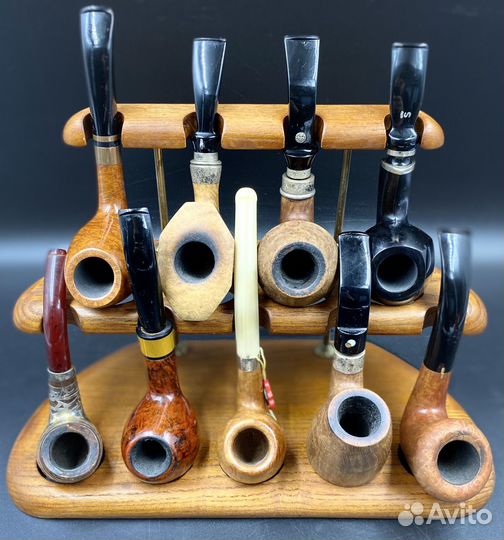 Коллекция курительных трубок на подставке