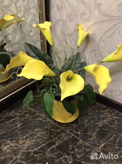 Композиция из искусственных цветов