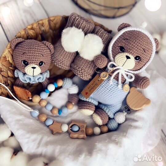 Вязаный набор игрушка погремушка пинетки