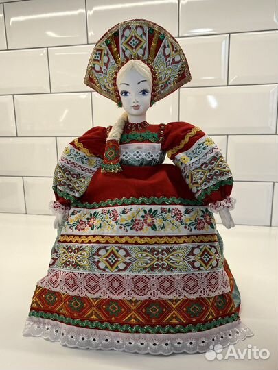 Фарфоровая кукла грелка на чайник в русском наряде