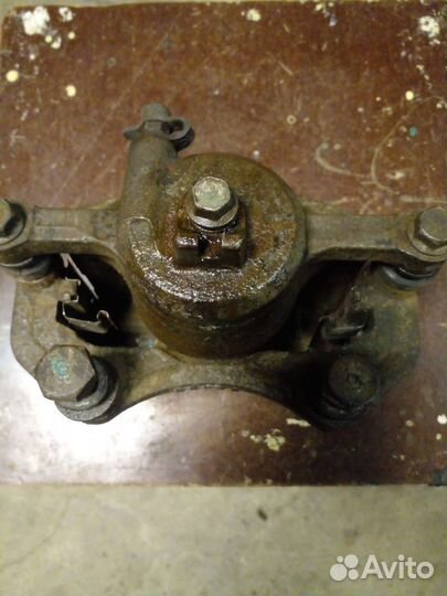 Суппорт левый Ниссан Альмера Кллассик