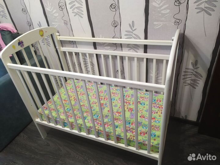 Детская кроватка с маятником белая